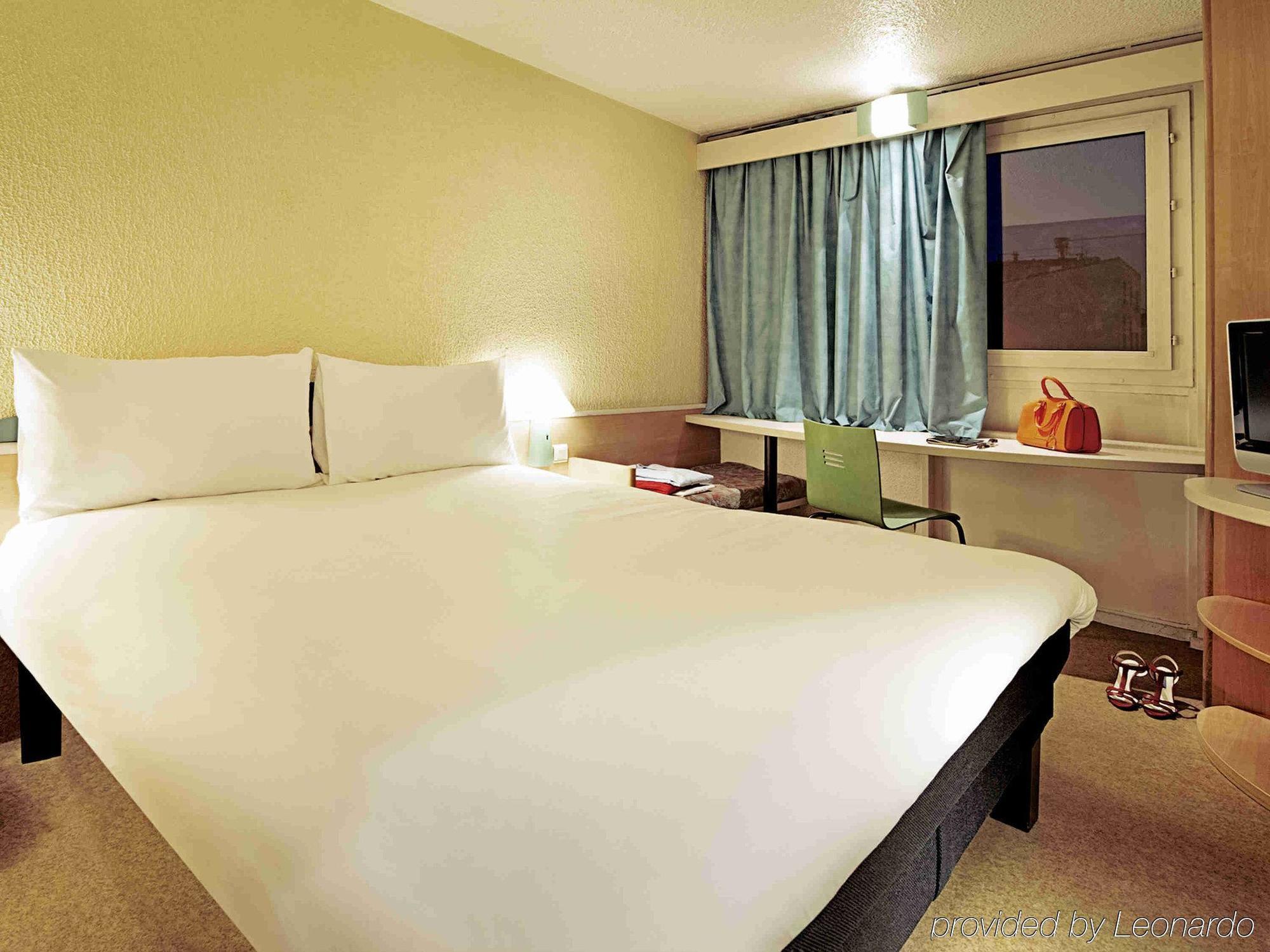 Ibis Avallon Magny  Exterior photo