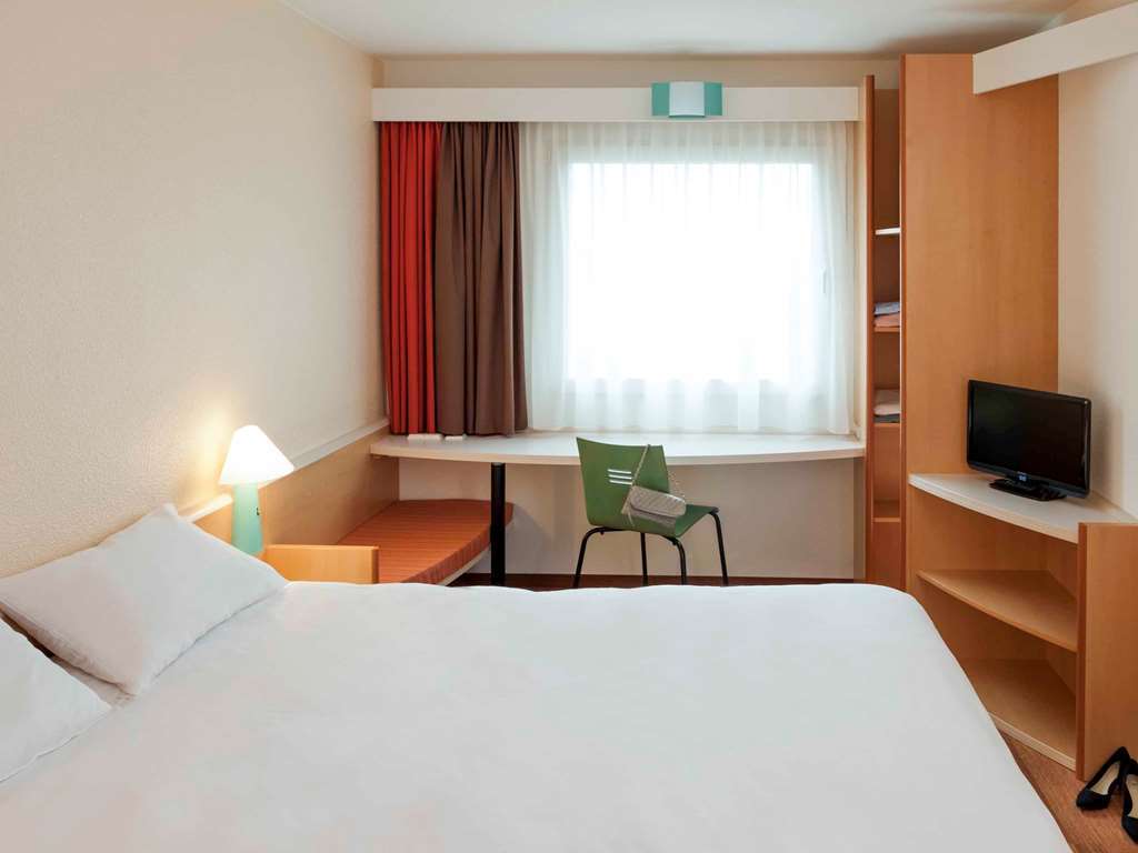 Ibis Avallon Magny  Room photo